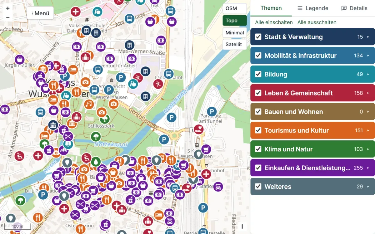 GeoAtrium Map Service ekrano nuotrauka: miesto žemėlapis su spalvotomis kategorijomis ir temų sąrašu